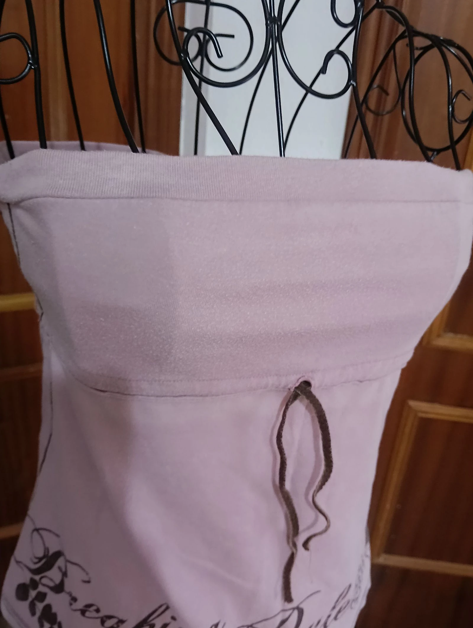 Top met halsband, roze met verstelbaar lint in het midden, bloemenprint en universiteitsstijl op de achterkant – photo 3